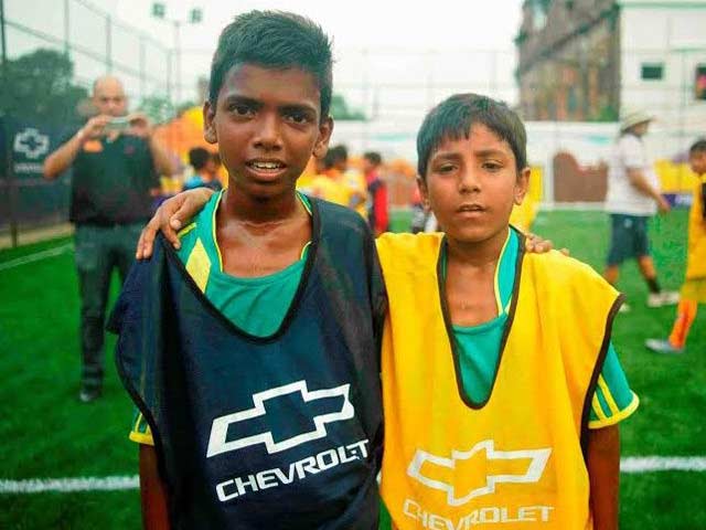 कोलकाता के दो लड़कों को शेवरले ने बनाया मैनचेस्टर युनाइटेड का मैस्कॉट