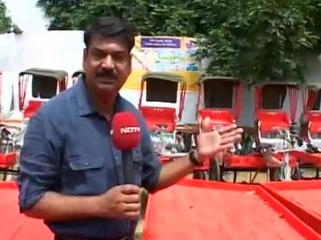 Videos : पीएम ने वाराणसी में जरूरतमंदों को बांटे भगवा रंग से रंगे रिक्शा और ठेले