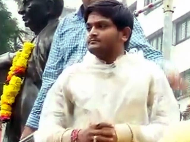 Videos : 'एकता यात्रा' करने पर अड़े हार्दिक पटेल को हिरासत में लिया गया