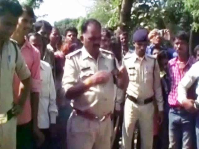 मध्य प्रदेश : बेहोश पड़े व्यक्ति के ऊपर बना दी सड़क, मामला दर्ज