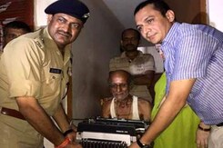 बुजुर्ग को मिला इंसाफ और पुलिसवाले को मिली सजा, देखें वीडियो बुजुर्ग को मिला इंसाफ और पुलिसवाले को मिली सजा, देखें वीडियो