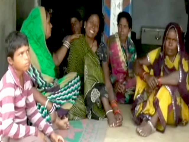 खबरों की खबर : बेहोश शख़्स पर बना दी नई सड़क, ड्राइवर के खिलाफ एफआइआर दर्ज