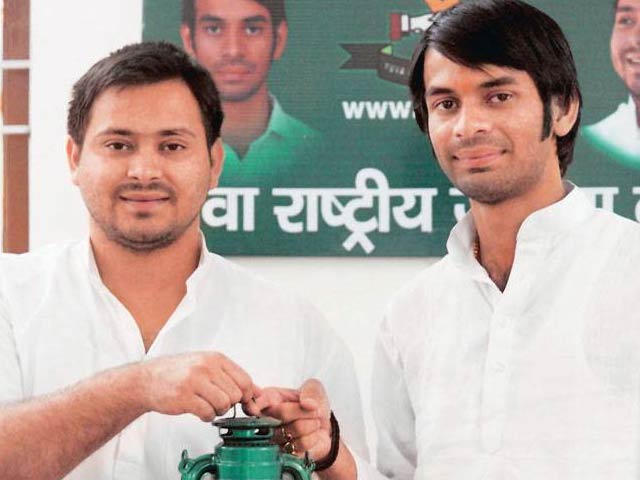 लालू के दोनों बेटे चुनाव मैदान में, तेजप्रताप महुआ से, तेजस्वी राघोपुर से लड़ेंगे