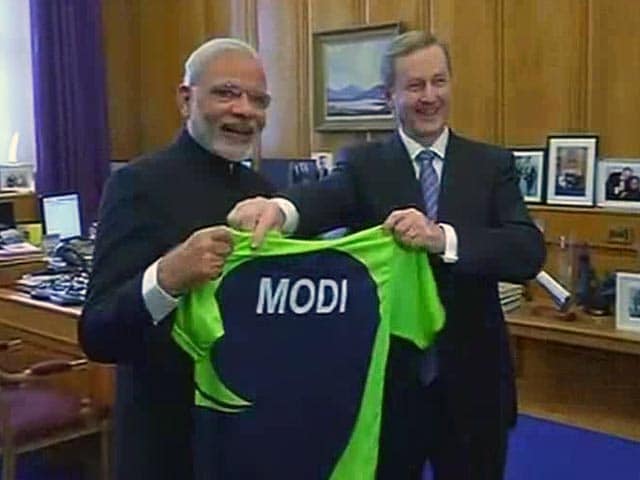 Video : Prime Minister Narendra Modi Gets Ireland Cricket Jersey as Gift