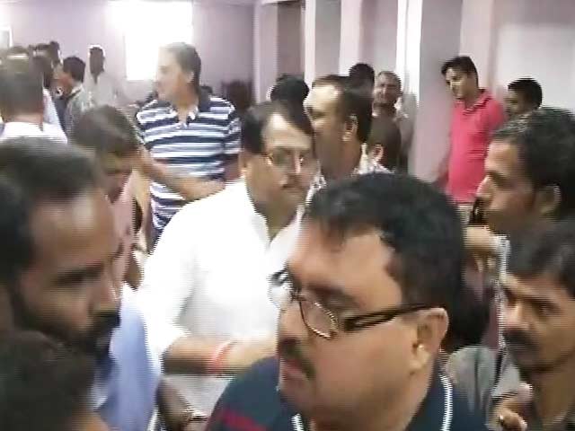 टिकट न मिलने पर पटना में आपस में भिड़े बीजेपी कार्यकर्ता