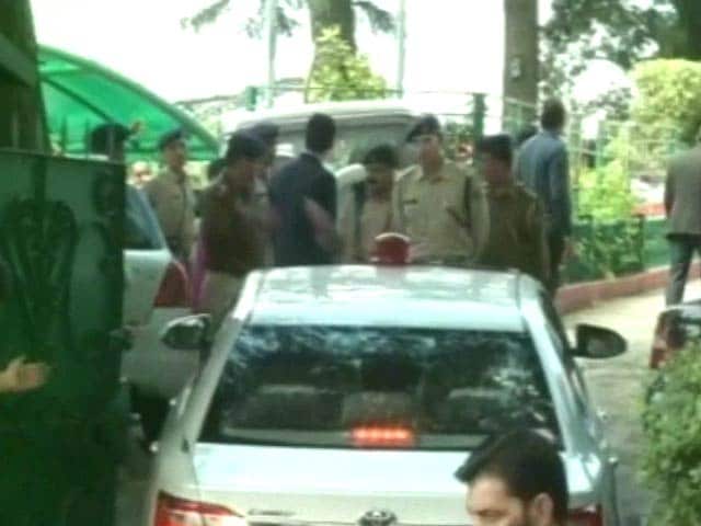 Video : CBI Raids Himachal Pradesh Chief Minister Virbhadra Singh's Residence