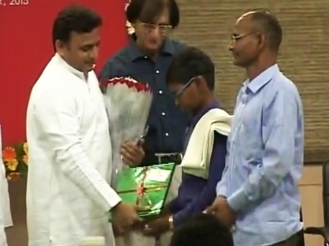 Video : अखिलेश यादव ने गरीब छात्रों को दिया ईमानदारी और बहादुरी का इनाम