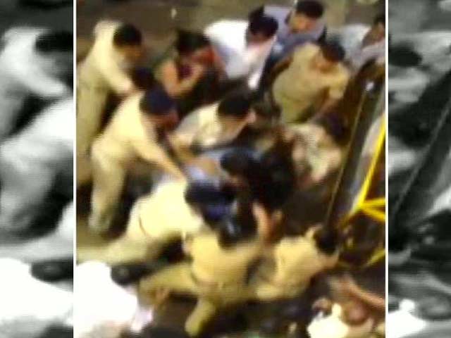 Videos : मुंबई : महिला पुलिसकर्मियों ने लड़की को जमकर पीटा, जवाब तलब