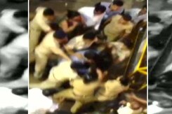 मुंबई : महिला पुलिसकर्मियों ने लड़की को जमकर पीटा, जवाब तलब मुंबई : महिला पुलिसकर्मियों ने लड़की को जमकर पीटा, जवाब तलब