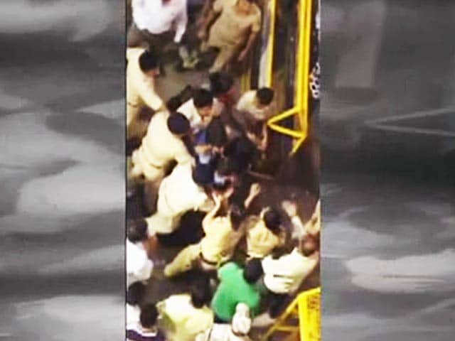 Video : Women Cops Caught Assaulting Mumbai Girl in Video That is Viral