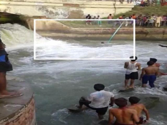 Video : He Removed His Turban to Save Four From Drowning