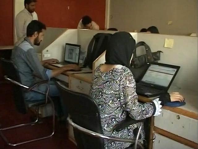Video : Internet Mubarak, Say Online Portals in Jammu and Kashmir, as Ban is Lifted