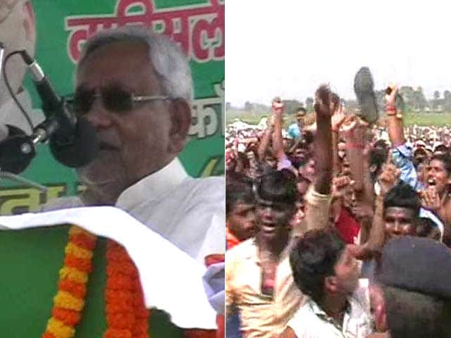 Video : Bihar Chief Minister Nitish Kumar Shown Slippers at Rally in Nawada