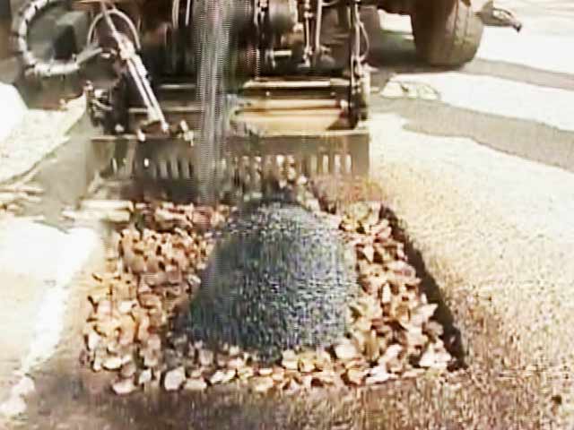 पलक झपकते ही गड्ढे भर देती है यह विदेशी मशीन