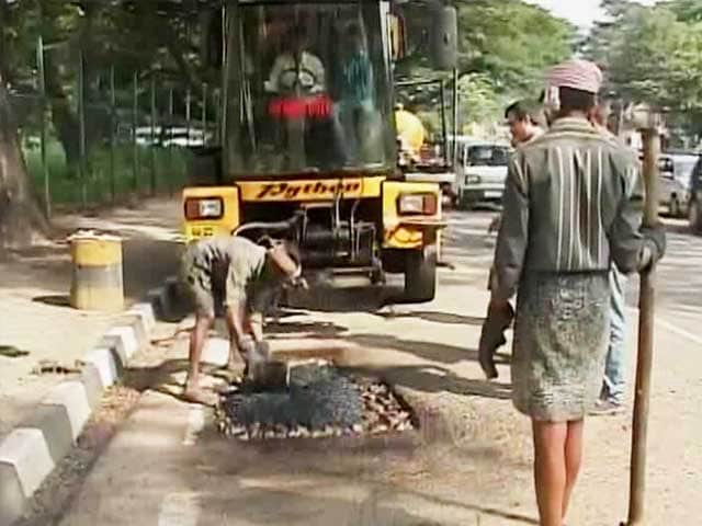 Video : A Python Is 'Swallowing' Bengaluru's Potholes One at a Time