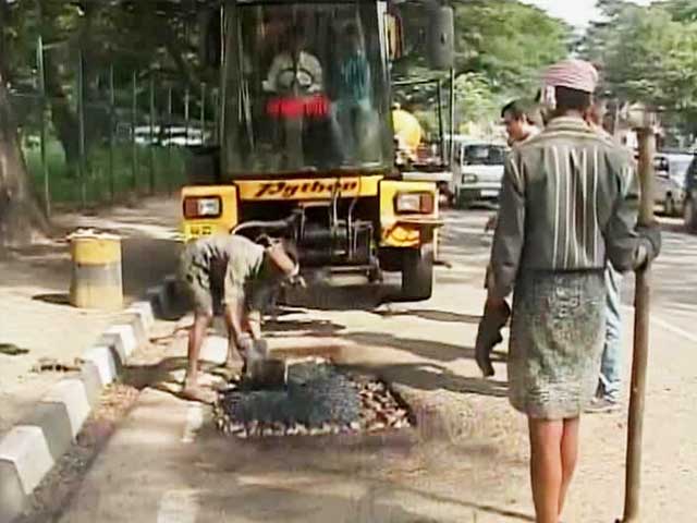 A Python Is 'Swallowing' Bengaluru's Potholes One at a Time