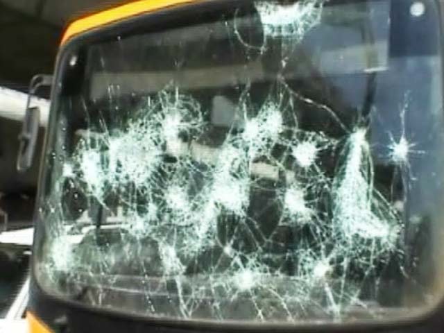 बदरपुर : एक युवक की हत्या से गुस्साए लोगों ने बसों पर किया पथराव