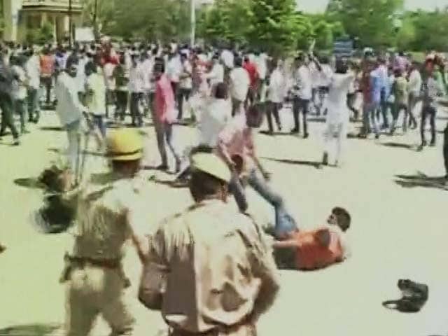 जयपुर में छात्रों पर पुलिस ने बरसाई लाठियां, 30 जख्मी