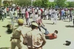 जयपुर में छात्रों पर पुलिस ने बरसाई लाठियां, 30 जख्मी जयपुर में छात्रों पर पुलिस ने बरसाई लाठियां, 30 जख्मी