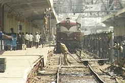 टोल प्लाजा के विरोध में बेमियादी हड़ताल पर ट्रक ड्राइवर टोल प्लाजा के विरोध में बेमियादी हड़ताल पर ट्रक ड्राइवर