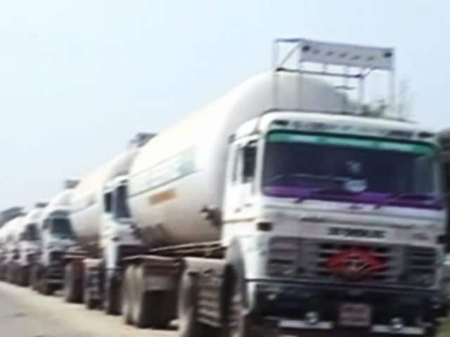 Videos : नेपाल में पेट्रोल, एलपीजी की किल्लत, सीमा पर 10 किमी लंबा जाम