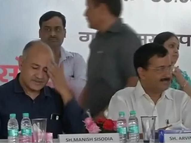 सवालों में 'आप' सरकार, विज्ञापन देने में धांधली का लगा आरोप