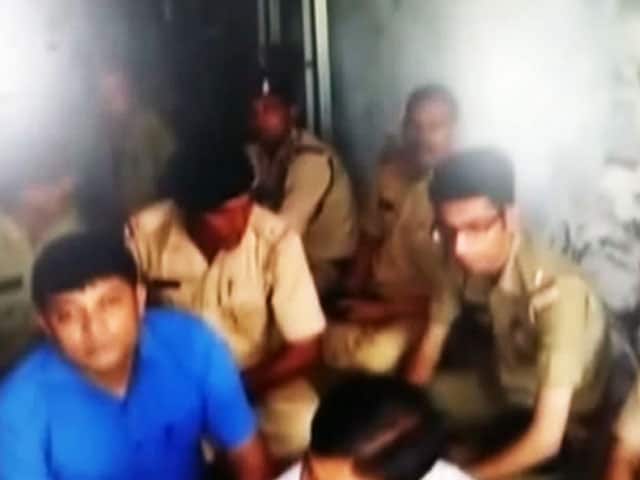 Videos : इंडिया 7 बजे : गुजरात में एडीजीपी ने बनाया 17 पुलिसवालों को बंधक