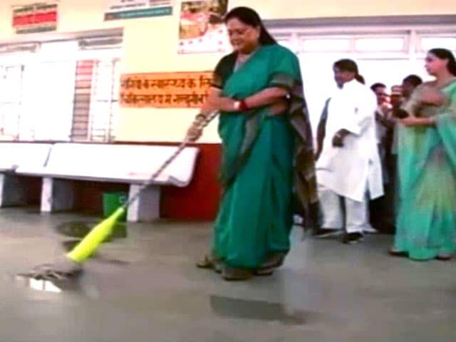 Video : On Swachh Bharat Anniversary, Vasundhara Raje Mops a Hospital