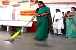 On Swachh Bharat Anniversary, Vasundhara Raje Mops a Hospital On Swachh Bharat Anniversary, Vasundhara Raje Mops a Hospital