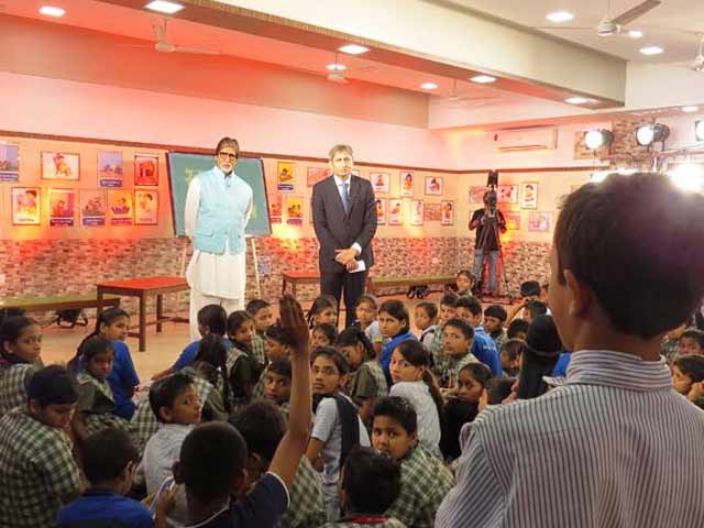 Amitabh Bachchan Dons the Teacher's Hat for <i>Swachhta Ki Pathshala</i>