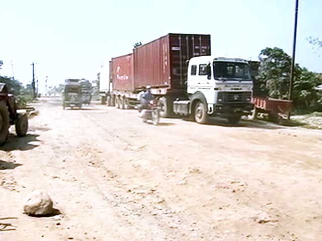 बिहार में सड़कों का बुरा हाल, रक्सौल को नेपाल से जोड़ता है हाई-वे