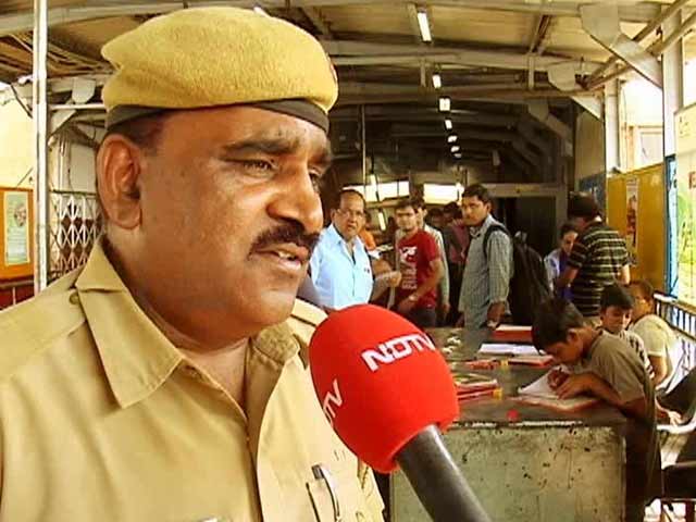Video : 'Platform Pathshala': This Policeman Strikes a 'Deal' With Slum Kids