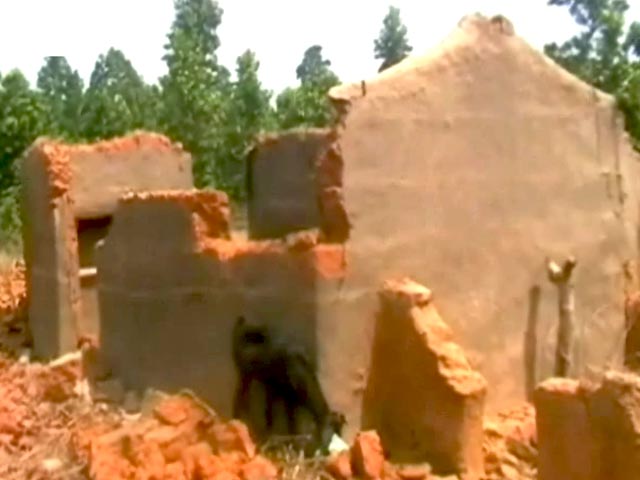 दबंगों ने तोड़े गरीब दलित-आदिवासियों के घर, लोग डरकर भागे