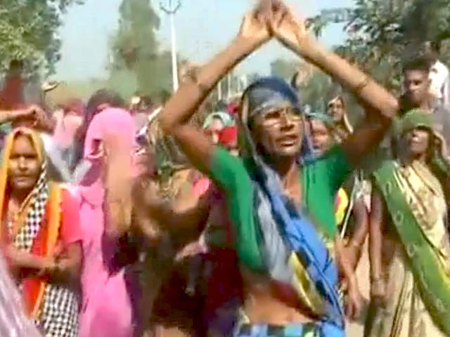 मीडिया और पुलिस से नाराज बिसाहड़ा गांव के लोग, किया विरोध
