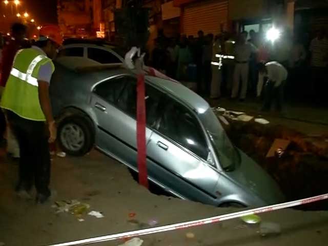 ये क्या दरियागंज में मेन रोड पर 15 फीट के गड्ढे में समा गई कार...