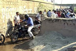 वीडियो में देखिए, किसने बनवा दी सड़क के बीच दीवार? वीडियो में देखिए, किसने बनवा दी सड़क के बीच दीवार?
