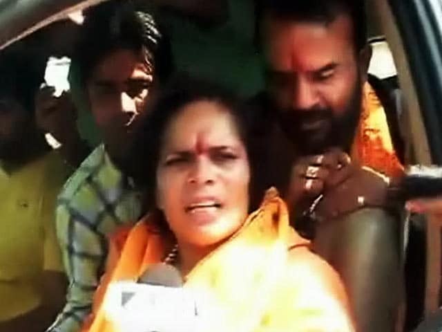 Videos : हिंदूवादी नेता साध्वी प्राची को पुलिस ने बिसाहड़ा गांव जाने से रोका