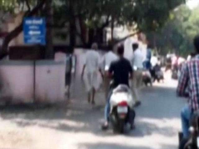 Video : Man Seen Walking With Wife's Head on Pune Road