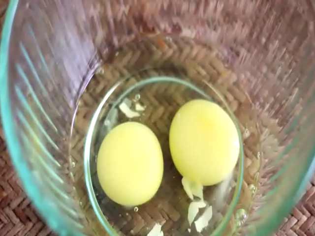 Kitchen Hack: How to Remove Eggshells from Cracked Egg