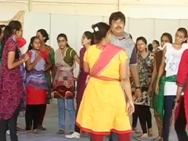 हिंदू कट्टरपंथियों का फ़रमान, लेकिन गरबा सफल बनाने में जुटे मुस्लिम