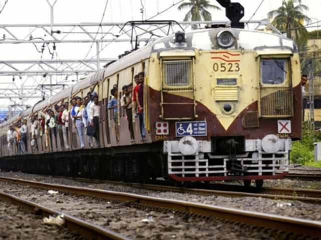 सावधान रहें मुंबई लोकल ट्रेन यात्री, 40 लाख यात्रियों पर ख़तरा