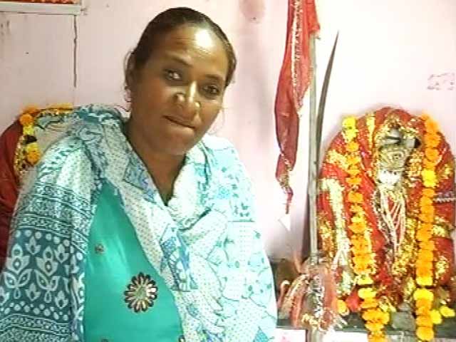 भाईचारे की मिसाल : मुस्लिम महिला ने खोजा मंदिर, कराया कायाकल्प
