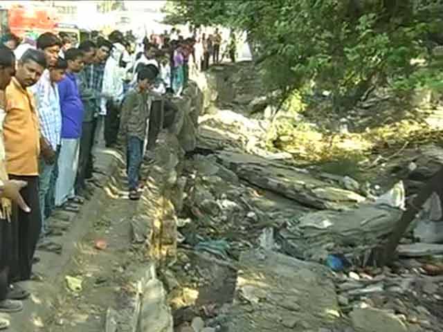 Video : 2 Dead, 5 Injured After Wall of Flyover Collapses in Bhopal