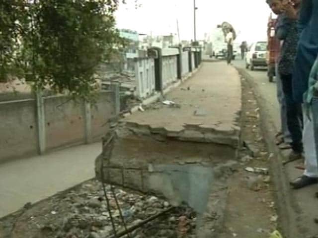 Videos : भोपाल में सोते हुए लोगों पर गिरी फ्लाईओवर की दीवार, दो की मौत