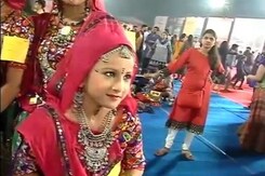 नवरात्रि शुरू होने के साथ मचने लगी डांडिया-गरबा की धूम नवरात्रि शुरू होने के साथ मचने लगी डांडिया-गरबा की धूम