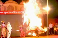 वीडियो में देखिए, दिल्ली की रामलीला में खतरनाक स्टंट! वीडियो में देखिए, दिल्ली की रामलीला में खतरनाक स्टंट!