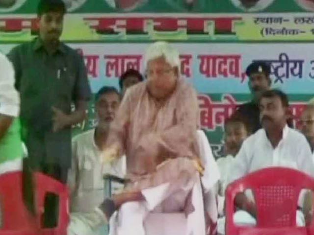 Fan Falls on Lalu Prasad at an Election Rally in Bihar