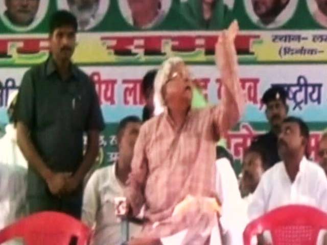 बाल-बाल बचे लालू यादव, मंच पर गिरा पंखा, देखें वीडियो