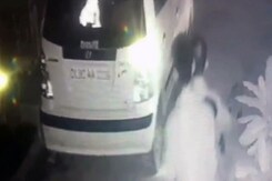 दिल्ली रेप केस : CCTV फुटेज खंगाल रही पुलिस, फिलहाल कोई अरेस्ट नहीं दिल्ली रेप केस : CCTV फुटेज खंगाल रही पुलिस, फिलहाल कोई अरेस्ट नहीं