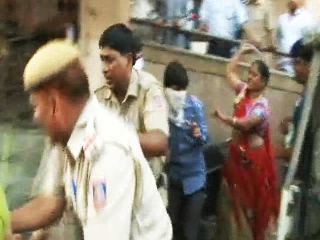 Video : दिल्ली : नांगलोई में बच्ची को अगवा कर रेप करने के आरोपियों की जमकर पिटाई